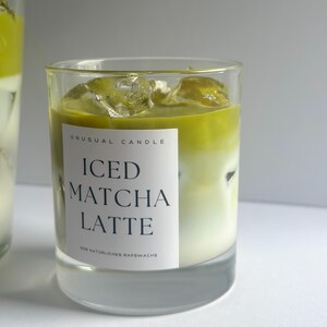 Geschenkidee für Matcha-Lover  handgemachte Kerze wie ein Iced Latte mit Glas und Etikett