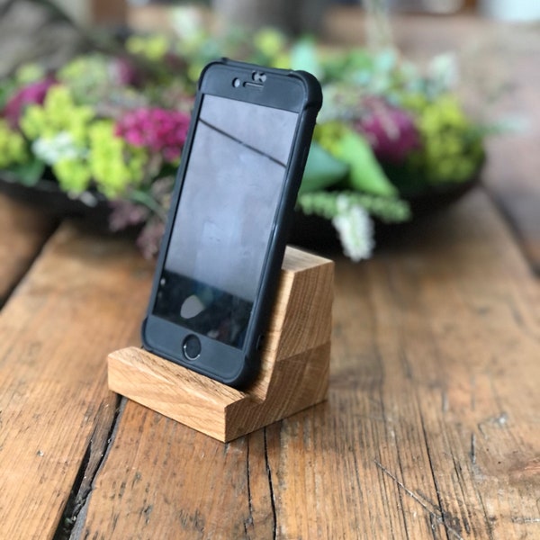 Porta smartphone realizzato in legno di quercia