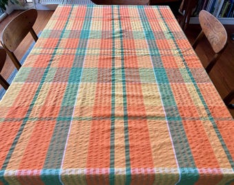 Stary prostokątny obrus seersucker z pomarańczowo-biało-zielonymi elementami, ok. 1970 r.