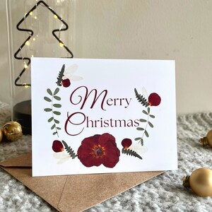 Lot de cartes Joyeux Noël, lot de 1, 5 ou 10 cartes faites avec des fleurs pressées, intérieur vierge de 5 x 7 po. avec enveloppes kraft