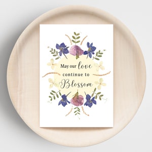Tarjeta IMPRIMIBLE del Día de San Valentín mayo, nuestro amor continúa floreciendo, hecha con flores prensadas, tarjeta de aniversario para esposa o novia