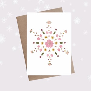 Tarjeta navideña de copo de nieve rosa IMPRIMIBLE hecha con flores prensadas, tarjeta en blanco 5x7 del solsticio de invierno