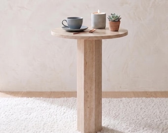 Travertijn voetstuk bijzettafel , salontafel natuurlijk marmer , ronde stenen bijzettafel , elegant modern woonkamerdecor , marmeren bijzettafel