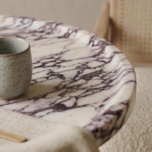 Calacatta Viola marmorpiedestal sidobord , marmor soffbord , marmor sidobord , marmorbord , marmor runt bord , marmor bordsskiva bild 7