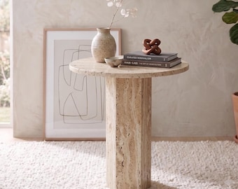 Travertijn voetstuk bijzettafel , salontafel natuurlijk marmer , ronde stenen bijzettafel , elegant modern woonkamerdecor , marmeren bijzettafel