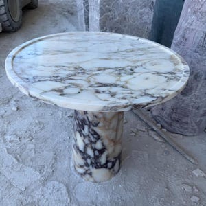 Calacatta Viola marmorpiedestal sidobord , marmor soffbord , marmor sidobord , marmorbord , marmor runt bord , marmor bordsskiva bild 5