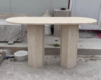 Minimalistische travertijntafel, ovale stenen eetkamertafel met geometrische basis, rustige luxe Japandi-meubels, sculpturaal stenen bureau