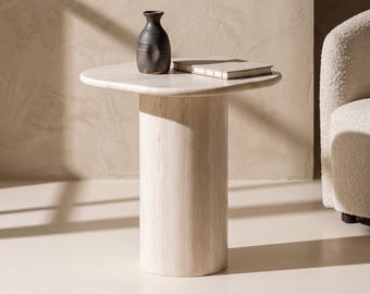 Travertijn voetstuk bijzettafel , salontafel natuurlijk marmer , ronde stenen bijzettafel , elegant modern woonkamerdecor , marmeren bijzettafel