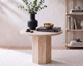 Travertijn voetstuk bijzettafel , salontafel natuurlijk marmer , ronde stenen bijzettafel , elegant modern woonkamerdecor , marmeren bijzettafel