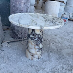 Calacatta Viola marmorpiedestal sidobord , marmor soffbord , marmor sidobord , marmorbord , marmor runt bord , marmor bordsskiva bild 2