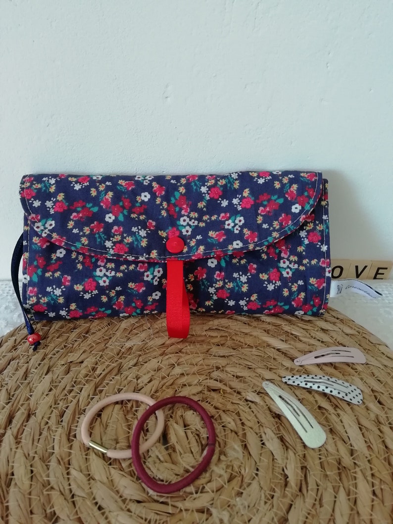 Pochette à barrettes, pochette à barrettes enfant, pochette adulte à chouchous, pochette à barrettes adulte, rangement pinces, idée cadeau Fleuri marine/rouge