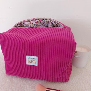 Może przedstawiać: Rustykalny drewniany szyld z napisem "Welcome to our home" w białych literach. Szyld ma postarzaną powierzchnię i prosty, zachęcający design, idealny do dekoracji drzwi wejściowych.