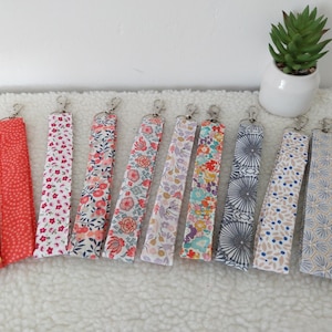 Porte clés dragonne en tissus, cadeau maître, cadeau maîtresse, cadeau atsem, idée cadeau