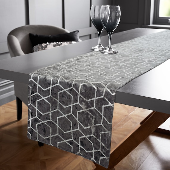 With Größen Crushed mit oder Design Weiß Metallisch-silberner Reversible Tischläufer Velvet Made Grau Luxury 2 geometrischem in