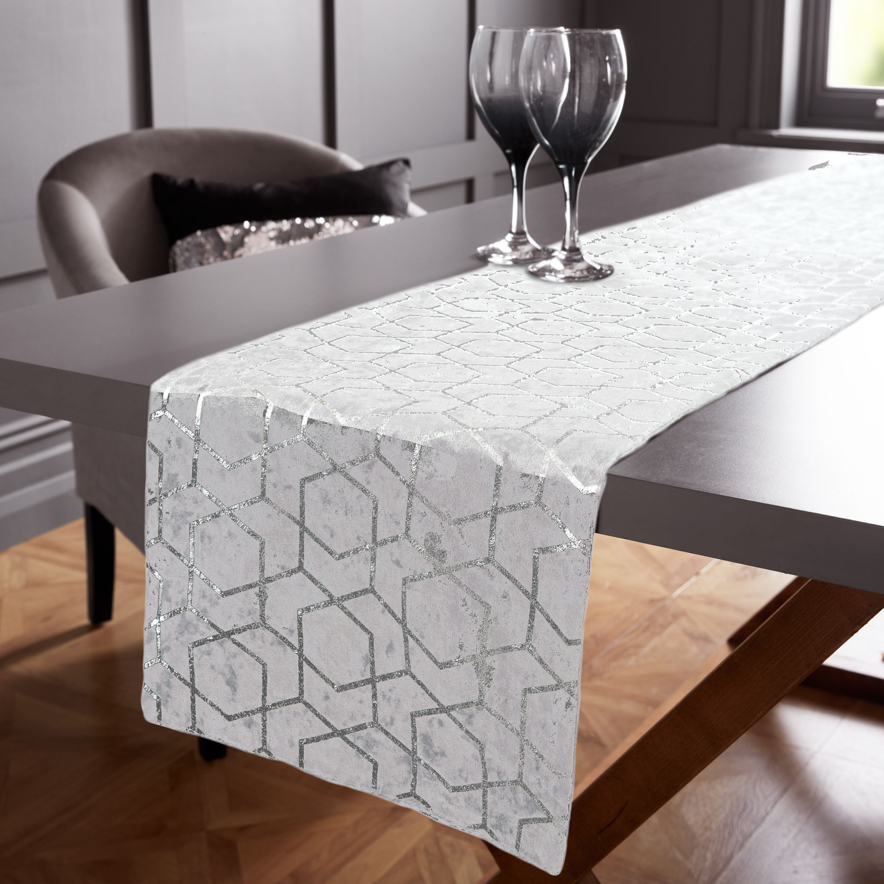 Metallisch-silberner Tischläufer mit geometrischem Design 2 oder Luxury Reversible Größen Grau in Velvet Weiß Made Crushed With
