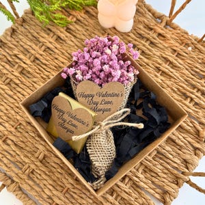 Bouquet di fiori secchi e bomboniere di cioccolato, regali per la festa nuziale, bouquet rustico di fiori secchi, bomboniere, cioccolatini per fidanzamento, bomboniere per matrimonio