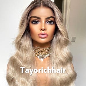 Perlenblonde Lace-Front-Perücke: Verwurzeltes blondes gewelltes Kunsthaar, 66 cm lang