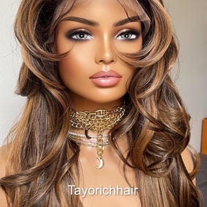 赤みがかったブロンドとダークブラウンの髪のレースフロントウィッグ/羽毛のレイヤードヘアの合成ウィッグ/女性用ロングウェーブ合成ウィッグ/Tayorichhairウィッグ