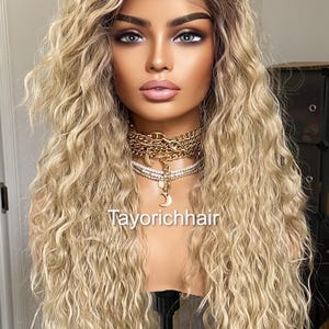 K&ouml;nnte beinhalten: Eine lange, blonde Per&uuml;cke mit lockeren, welligen Locken. Die Per&uuml;cke ist auf einem Mannequin-Kopf gestylt und hat eine nat&uuml;rlich aussehende Farbe.