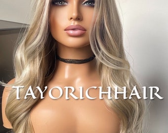 Könnte beinhalten: Eine lange, wellige blonde Perücke mit hellbraunen Strähnen. Die Perücke ist in lockeren Wellen gestylt und wird auf einem Mannequin-Kopf getragen. Das Mannequin trägt eine schwarze Halskette. Der Text "TAYORICHHAIR" ist im Bild sichtbar.
