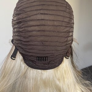 Puede incluir: Una gorra de peluca marr&oacute;n con correas y clips ajustables, sujeta a un cabello rubio largo y ondulado. El interior de la gorra presenta un dise&ntilde;o de malla. La peluca est&aacute; dise&ntilde;ada para ser usada en la cabeza.