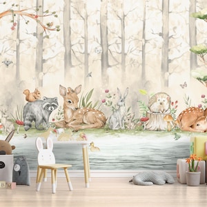 Carta da parati con animali della foresta che riposano in riva al fiume, carta da parati accattivante di alta qualità con un'atmosfera tranquilla per la cameretta dei bambini