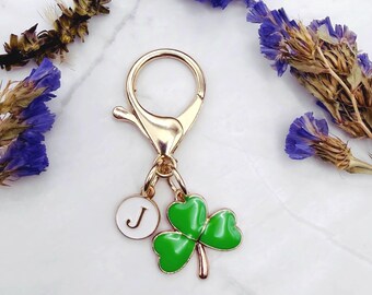 Charm de trébol personalizado para bolso, llavero con inicial dorada, accesorio para el bolso del Día de San Patricio