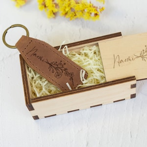 Personalized Birth Flower Keychain, 12 Months Birth Flower Keyring, Custom Neme Keychain, Floral Key fob, Sentimental Gift Idea, Mothers Day