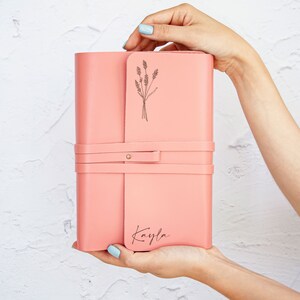 Verpakte leren bijbelomslag, gepersonaliseerde boekomslag, kerstcadeau voor moeder, Moederdag, boekhoes aangepast formaat, monogramomslag voor boeken