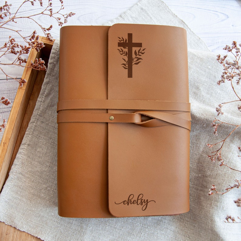 Leren bijbelhoes, gepersonaliseerde bijbelhoes met bloemennaam, gegraveerde bijbelhoes voor religieuze geschenken, christelijke geschenken, aangepaste boekomslag Caramel