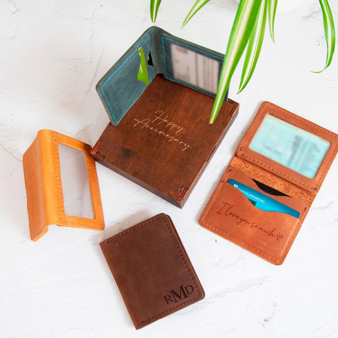 Tarjetero de cuero personalizado con ventana para identificación