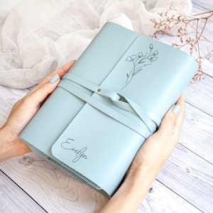 Copertina della Bibbia in pelle personalizzata, copertina della Bibbia con fiore di nascita, regalo cristiano per le donne, regalo di compleanno per lei, regalo di battesimo, regalo religioso