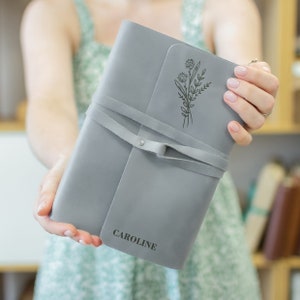 Leren bijbelhoes, gepersonaliseerde bijbelhoes met bloemennaam, gegraveerde bijbelhoes voor religieuze geschenken, christelijke geschenken, aangepaste boekomslag Light Gray