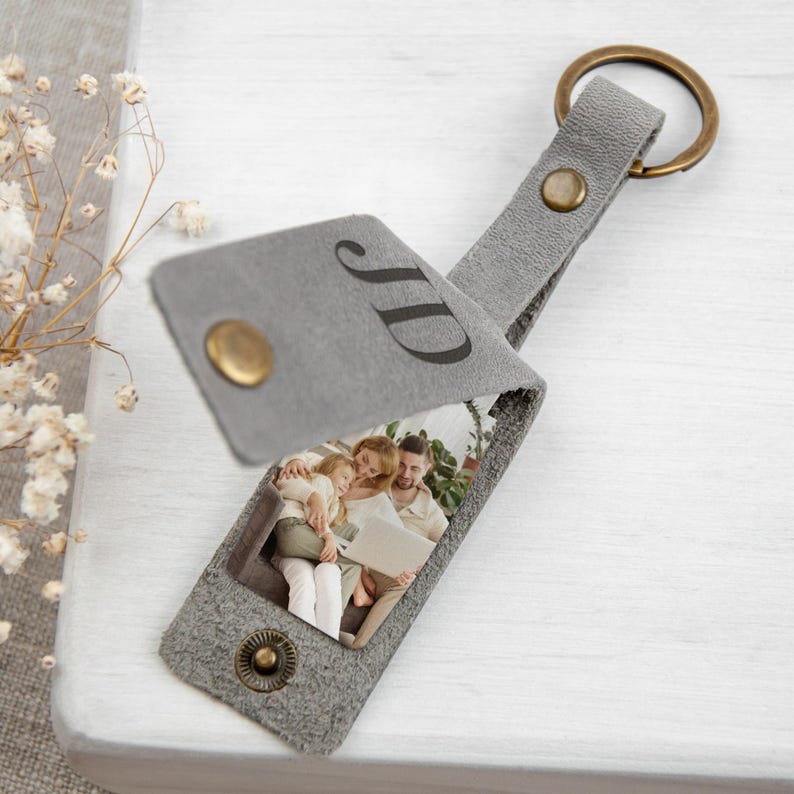 Personalised Gift for Dad - Custom Photo Keyring in Leather Case, Father's Day Keepsake, Gift for New Dad, Leather Photo Keychain 画像 3