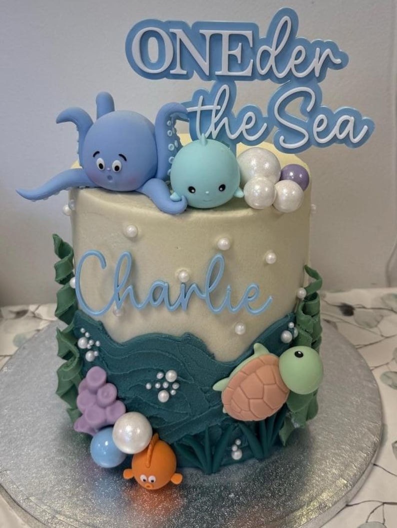 Puede incluir: Un juego de tres tazas de cer&aacute;mica con un acabado mate moteado. Cada taza presenta un color diferente: azul claro, crema y gris. Las tazas tienen un dise&ntilde;o simple y moderno con una forma redondeada y un asa c&oacute;moda.