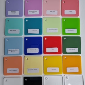 Puede incluir: Una colecci&oacute;n de diecis&eacute;is muestras de color acr&iacute;lico cuadradas, cada una con un peque&ntilde;o agujero en la esquina superior. Los colores incluyen Parma Violeta, Rosa Chicle, Rosa Beb&eacute;, Coral, Verde Menta, Turquesa, Verde Pistacho, Verde Lima, Azul Algod&oacute;n de Az&uacute;car, Azul Real, Rojo, Verde Hoja, Naranja Efervescente, Lim&oacute;n Sorbet, Amarillo, Mango, Blanco, Negro, Transparente Esmerilado y Transparente.