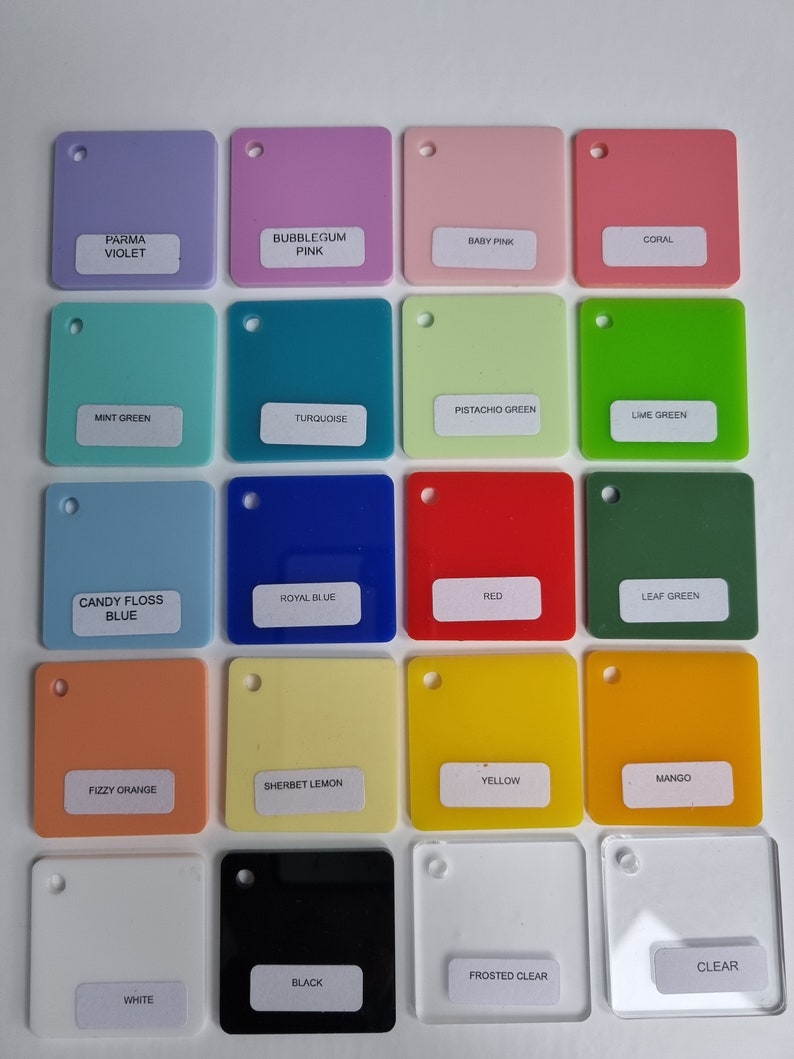 Puede incluir: Una colecci&oacute;n de diecis&eacute;is muestras de color acr&iacute;lico cuadradas, cada una con un peque&ntilde;o agujero en la esquina superior. Los colores incluyen Parma Violeta, Rosa Chicle, Rosa Beb&eacute;, Coral, Verde Menta, Turquesa, Verde Pistacho, Verde Lima, Azul Algod&oacute;n de Az&uacute;car, Azul Real, Rojo, Verde Hoja, Naranja Efervescente, Lim&oacute;n Sorbet, Amarillo, Mango, Blanco, Negro, Transparente Esmerilado y Transparente.