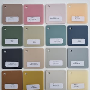 Puede incluir: Una cuadr&iacute;cula de diecis&eacute;is muestras de color cuadradas en varios tonos apagados. Cada muestra tiene un peque&ntilde;o agujero y una etiqueta con un nombre de color. Los colores incluyen Dusky Pink, Blossom, Marshmallow, Peach, Pine, Sage, Duck Egg, Demin, Mineral Grey, Desert Beige, Ash Grey, Dusky Blue, Toffee, Mustard, Clay e Ivory.