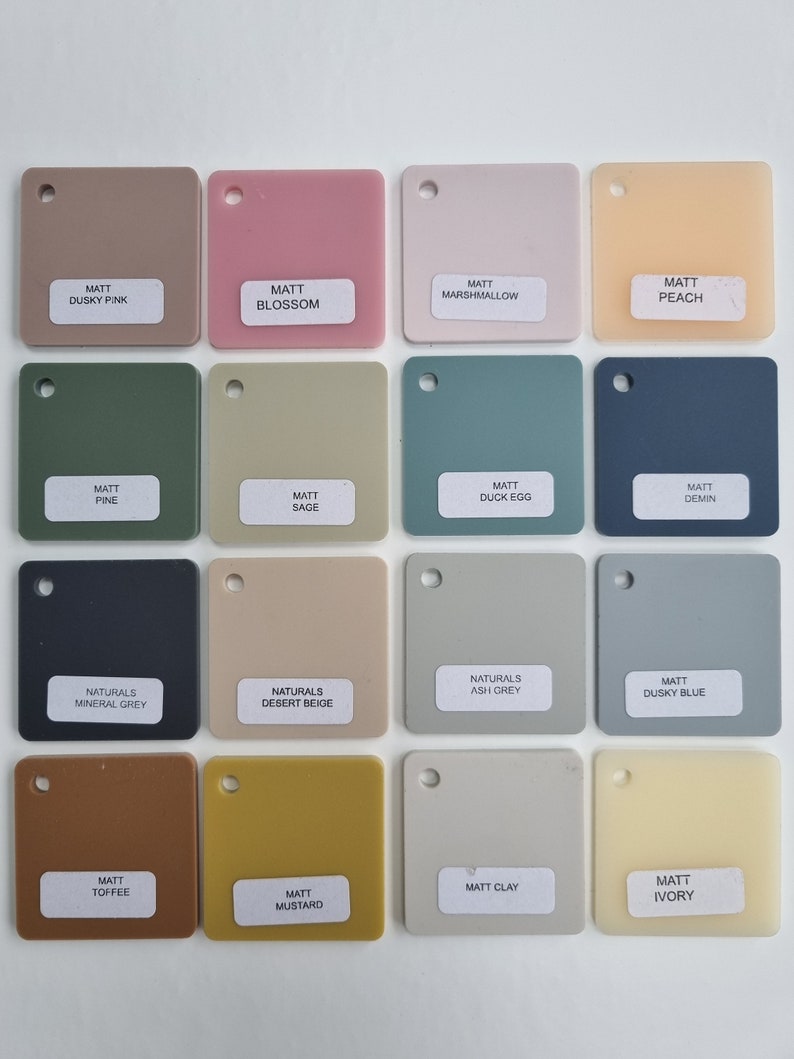Puede incluir: Una cuadr&iacute;cula de diecis&eacute;is muestras de color cuadradas en varios tonos apagados. Cada muestra tiene un peque&ntilde;o agujero y una etiqueta con un nombre de color. Los colores incluyen Dusky Pink, Blossom, Marshmallow, Peach, Pine, Sage, Duck Egg, Demin, Mineral Grey, Desert Beige, Ash Grey, Dusky Blue, Toffee, Mustard, Clay e Ivory.