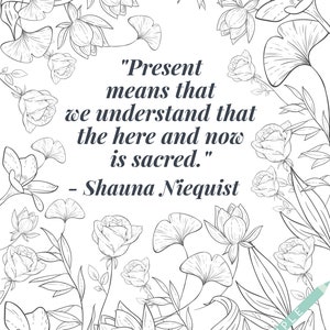Peut inclure: Illustration en noir et blanc de fleurs et de feuilles avec une citation de Shauna Niequist qui dit : "Présent signifie que nous comprenons que l'ici et maintenant est sacré."