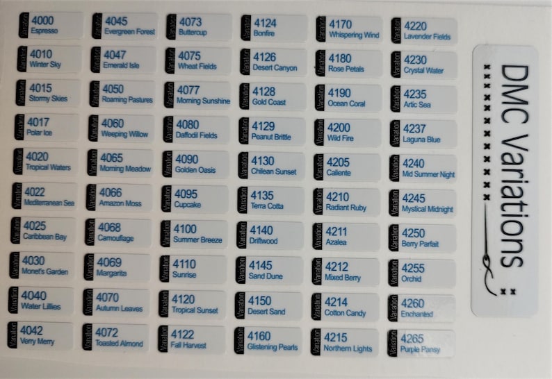 Puede incluir: Una hoja blanca de etiquetas para hilo de bordar DMC Variations dispuestas en cuadr&iacute;cula. Cada etiqueta rectangular presenta un c&oacute;digo de color &uacute;nico de cuatro d&iacute;gitos y un nombre de color correspondiente en azul. El texto DMC Variations aparece vertical.
