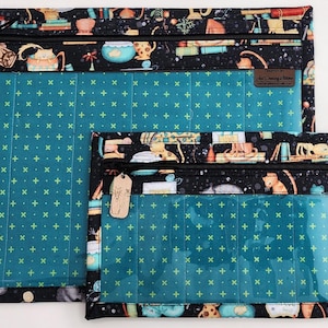 Bolsa para proyectos de punto de cruz - Bolsa para proyectos de punto de cruz - Organizador de bolsas para proyectos - Bolsa organizadora de punto de cruz con frente de vinilo - Gatos jugando