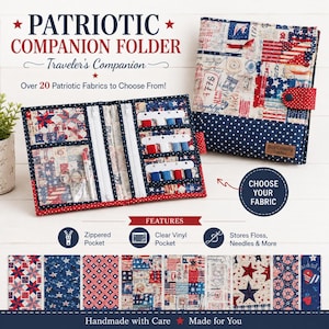 Pode incluir: Uma pasta de tecido intitulada Patriotic Companion Folder com um tema de companheiro de viagem. Apresenta um design de patchwork vermelho, branco e azul, um bolso com zíper, um bolso de vinil transparente e armazenamento para fios e agulhas. Inclui uma etiqueta com a inscrição Just Crossing Stitches.