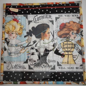 Puede incluir: Una bolsa de cremallera de tela en blanco y negro con un estampado colorido que representa a tres mujeres cosiendo. El estampado incluye el texto "Lothier", "She Who Sews", "Amni and Dressmaker", "Taking Measurements", "Sewing Machines", "White, Black Colors for Hand & Machine", "Duttons", "II Cor. 9:6" y "Will Also Reap".
