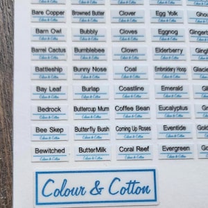 Peut inclure: Une feuille d'étiquettes blanches avec des bordures bleues et du texte noir. Les étiquettes présentent une variété de mots, notamment Balsamique, Balai, Cirque, Donjon, Sauge de jardin, Banane, Sucre brun, Clara, Tulipe hollandaise, Gargouille, Cuivre nu, Beurre brun, Trèfle, Jaune d'œuf, Fantôme, Hibou des granges, Bulles, Clous de girofle, Lait de poule, Pain d'épices, Cactus en baril, Bourdon, Clown, Sureau, Gingembre, Cuirassé, Nez de lapin, Charbon, Cerceau à broder, Glacier, Feuille de laurier, Toile de jute, Littoral, Émeraude, Paillettes, Roche mère, Maman de la renoncule, Grain de café, Eucalyptus, Raisin, Ruche, Buisson de papillon, Roses à venir, Soirée, Or, Ensorcelé, Lait de beurre, Récif corallien, Éternel, Poisson rouge, et Couleur & Coton.
