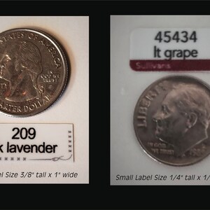 Puede incluir: Dos monedas estadounidenses, una de veinticinco centavos y una de diez centavos, se muestran sobre fondos blancos con etiquetas. La moneda de veinticinco centavos est&aacute; etiquetada como "209 dk lavender" y la de diez centavos como "45434 It grape". Las etiquetas son de diferentes tama&ntilde;os, siendo la etiqueta de la moneda de veinticinco centavos m&aacute;s grande que la de la de diez centavos.