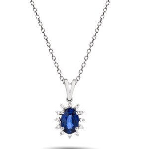 Op de afbeelding: Een zilveren ketting met een hanger met een grote ovale blauwe saffier omringd door kleinere diamanten.