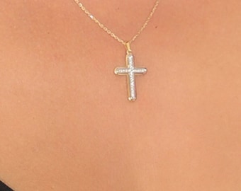 Collar de cruz de diamantes en oro de 14 quilates: un delicado regalo de bautismo