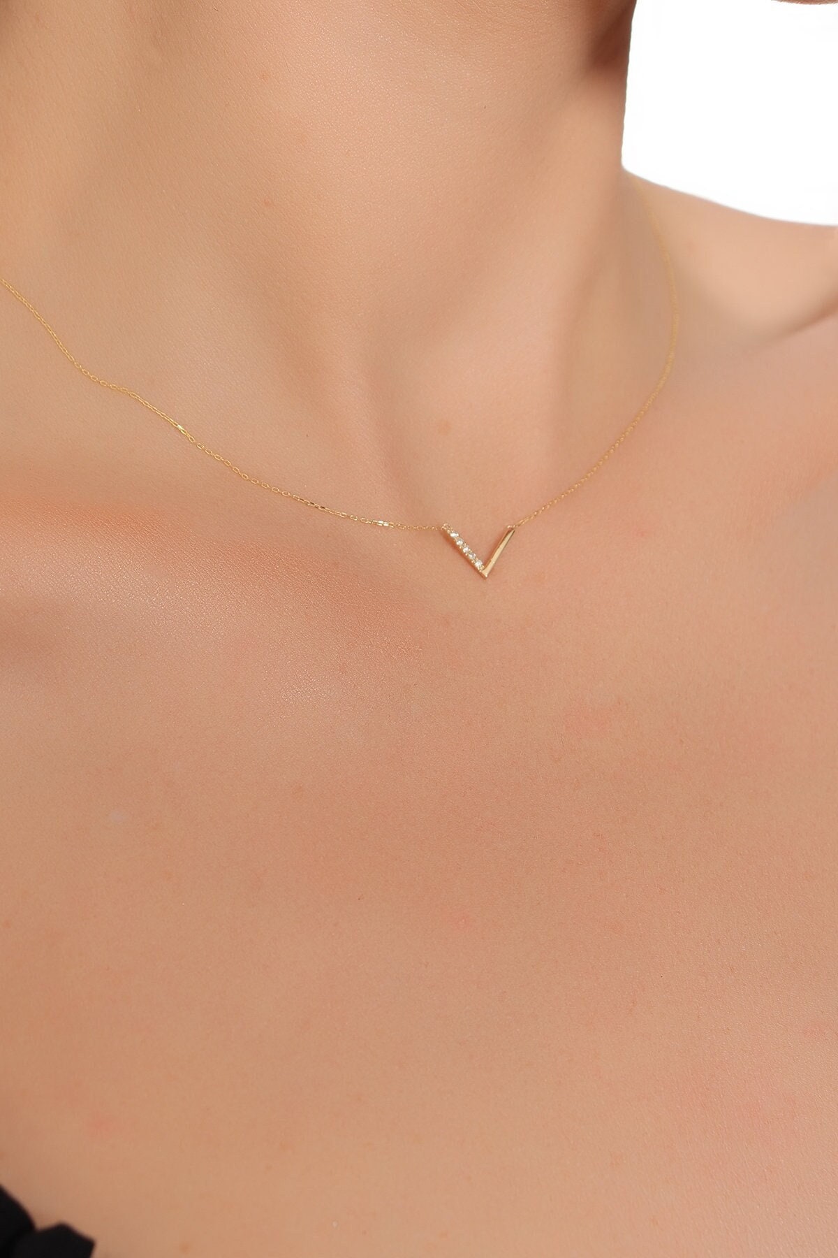 v shape pendant necklace