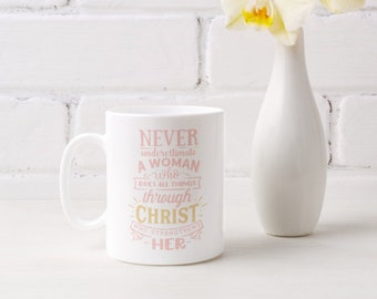 Unterschätze niemals eine Frau, die alles durch Christus tut. Tasse, ich kann alles durch Christus tun. Tasse, Muttertagsgeschenk, christlich